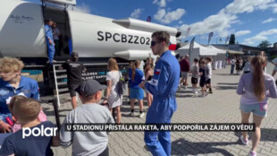 U stadionu přistála raketa, aby podpořila zájem o vědu