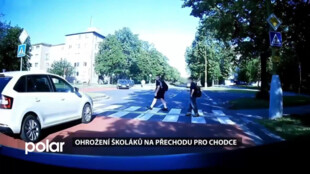 Auto jen těsně minulo školáky na přechodu pro chodce