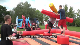 Děti slavily na hradech i při soubojích