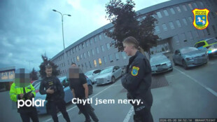 Kvůli hádce se ženou poškodil platební terminál v tramvaji. Devatenáctiletý mladík prý chytl nervy