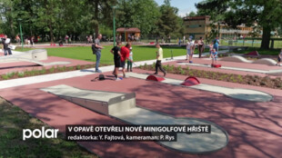 V Opavě otevřeli nové minigolfové hřiště. Ladí s letním koupalištěm, které je kulturní památkou