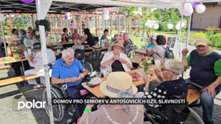 Zahradní slavnost v Antošovicích spojila seniory, rodiny i zaměstnance