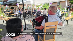Plné stoly a dobrá nálada. Domov pro seniory v Antošovicích ožil zahradní slavností