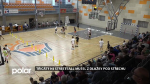 Třicátý novojičínský streetball musel z dlažby pod střechu