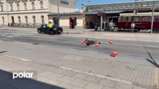 Koloběžkář narazil v Opavě do vyjíždějícího auta a těžce se zranil