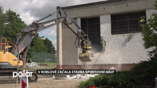 Začala stavba sportovní haly v Koblově. Nejprve je potřeba zbourat původní tělocvičnu