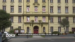 100 kilometrů pro stoletou budovu školy zdolávali její žáci jako pozvání na oslavy
