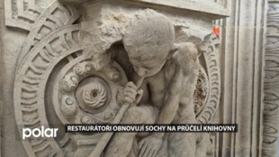 Sochy na průčelí Knihovny Petra Bezruče v Opavě získávají po 25 letech novou podobu