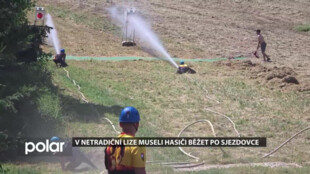 Při požárním útoku museli hasiči v Palkovicích běžet zčásti po sjezdovce