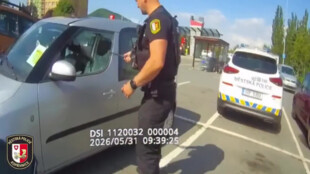 Strážníci v Kopřivnici museli rozbít okno auta, uvnitř zůstalo zamčené miminko
