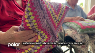Ručně háčkované polštářky potěšily seniory z Domova svaté Zdislavy v Opavě