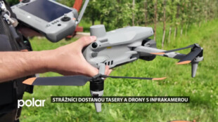 Strážníci dostanou tasery a drony s infrakamerou. Zlepší to jejich práci