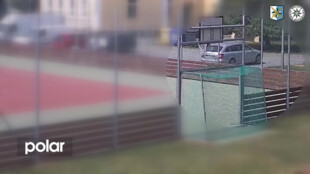 Nechal nastartováno kvůli horku, zloděj mu auto ukradl