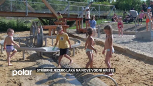 Stříbrné jezero v Opavě má novou atrakci. Návštěvníky láká dětské hřiště s vodními prvky