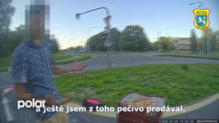 Ukradl pečivo a prodával ho na ulici, kšeft mu překazili ostravští strážníci