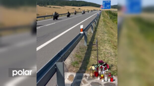 Spanilá jízda i pomník u místa tragédie. Případ sraženého motorkáře se dál prověřuje