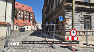 Havarijní stav divadelního klubu v Opavě ohrožuje okolí. Padají z něj kusy omítky