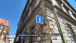 Bývalý Divadelní klub v Opavě ohrožuje okolí. Město budovu zabezpečilo kvůli padající omítce