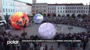 Akrobaté na náměstí vykouzlili příběh zrození vesmíru