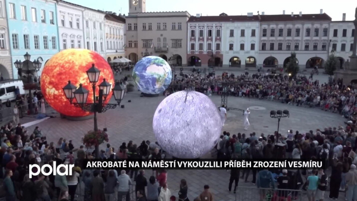 Akrobaté na náměstí vykouzlili příběh zrození vesmíru