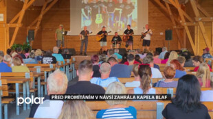 Před promítáním letního kina v Návsí zahrála kapela Blaf