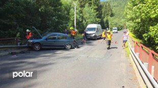 Ocelová trubka propíchla při nehodě osobní auto, řidič měl obrovské štěstí