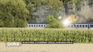 Jiskry, kouř i požár. Vlak strhl u Studénky trolej, doprava několik hodin stála