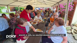 Senioři se sešli na společném smažení bramborových placků