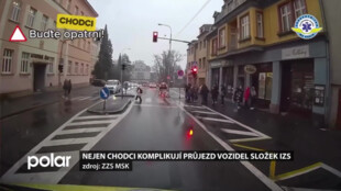 Průjezd vozidel složek IZS komplikují ve Frýdku-Místku nejen chodci
