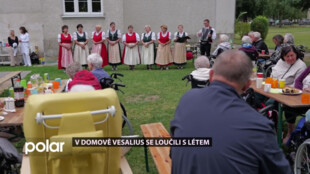 Lidové písničky, společné zpívání i posezení s rodinami. V opavském Domově Vesalius se loučili s létem