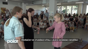 Prvňáčky ve Studénce vítali i jejich ochránci deváťáci