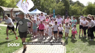 Běžci na koupališti zářili úsměvy a barvami