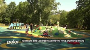 Robinsoni z MŠ logopedické si užívají nové zážitkové hřiště, nejraději skáčou na trampolínách