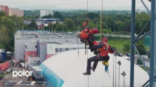 Hasiči cvičili záchranu zraněného z osvětlovacího stožáru na stadionu v Ostravě-Vítkovicích