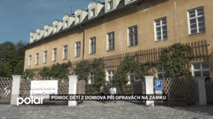 Děti z dětského domova s společně s kováři opravují a zvelebují zámek Hošťálkovy