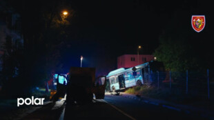 V Havířově-Šumbarku narazil náklaďák do městského autobusu. Oba řidiči i pět cestujících byli převezeni do nemocnice