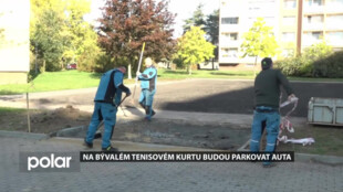Na bývalém tenisovém kurtu budou parkovat auta