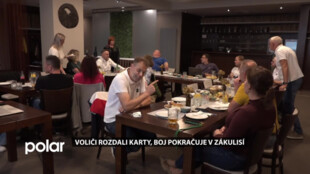 Voliči rozdali karty, boj pokračuje v zákulisí