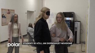 Studenti se učili, jak doprovázet nevidomé