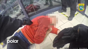 Vypil v obchodě vodku s malinovkou a usnul na zemi. Pro muže v Ostravě-Zábřehu musela přijet záchranka