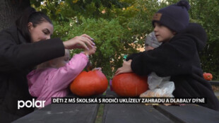 Děti z MŠ Školská s rodiči uklízely zahradu a dlabaly dýně na akci Dýňohraní