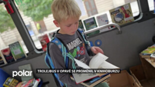 Trolejbus v Opavě se proměnil v knihoburzu. Knihy si lidé odnášeli zdarma