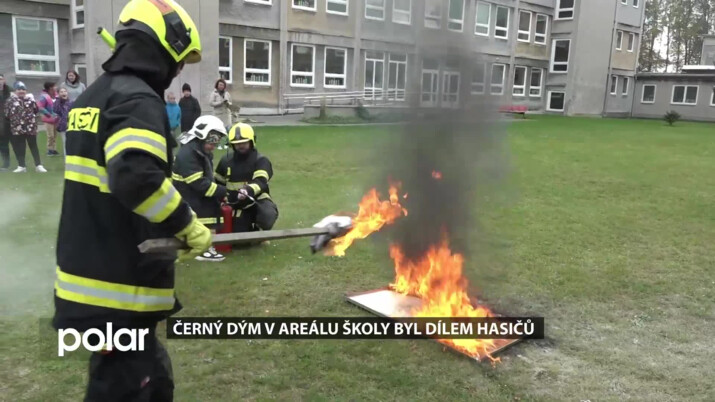 Černý dým v areálu školy byl dílem hasičů