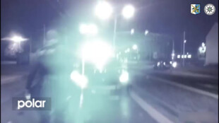 Fabia po nárazu skončila ve sloupu, zraněným dívkám pomáhali policisté při nehodě v centru Ostravy