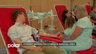 Studenti Mendelova gymnázia darovali krev přímo ve škole. Přijel za nimi mobilní tým