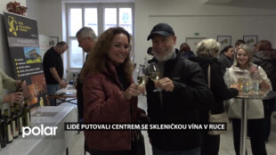 Lidé putovali centrem se skleničkou vína v ruce