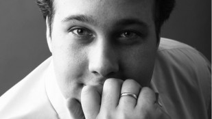 Basistu Jana Martiníka doprovodí ředitel České filharmonie