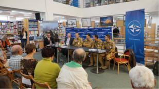 Besedy s piloty NATO se opět vrací do Domu knihy