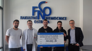 Fotbalisté FC Baník předali Oční klinice FNO šek na sto tisíc
