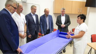 Huť Liberty Ostrava přispěla sto tisíc na nové sprchovací lůžko pro pacienty FNO
